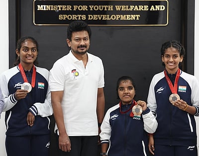 பாராலிம்பிக் வீராங்கனைகளை பாராட்டிய உதயநிதி!